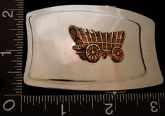 LI08128 VINTAGE ***GOLDTONE COVERED WAGON*** SILVERTONE WESTERN BELT BUCKLE