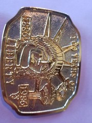 1986 Goldtone 100 years of Liberty belt buckle 3.5&Prime; x 2.5&Prime;
