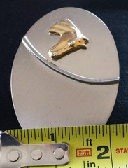 SIMPLE SHINY SILVER TONED OVAL WESTERN BELT BUCKLE WITH A 3D GOLD COLORED HORSE
