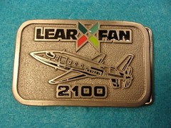 MINT CONDITION VTG MEN&rsquo;S « LEAR FAN (JET) 2100 » BELT BUCKLE – PEWTER? & ACRYLIC?