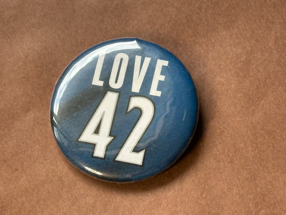 Minnesota Timberwolves NBA BASKETBALL pin pinback button Round LOVE 42 Blue 2&Prime;