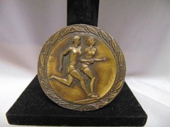brass belt buckle relief design of two female runners laurel wreath PEKA 2.5&Prime;