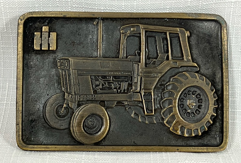 Vintage Metal Belt Buckle International Harvester Tractor (3 3/8&Prime; x 2 1/4&Prime;)