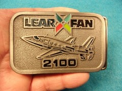 MINT CONDITION VTG MEN&rsquo;S « LEAR FAN (JET) 2100 » BELT BUCKLE – PEWTER? & ACRYLIC?