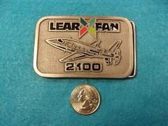 MINT CONDITION VTG MEN&rsquo;S « LEAR FAN (JET) 2100 » BELT BUCKLE – PEWTER? & ACRYLIC?