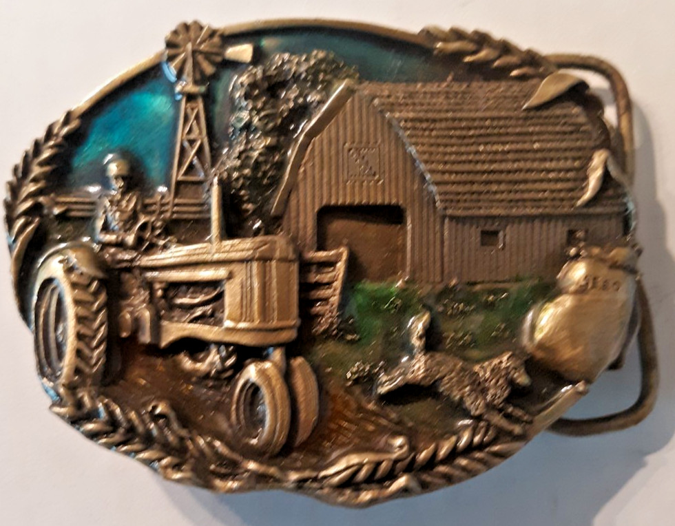 belt buckle farm scene tractor barn 1981 Bergamot Brass 3.25&Prime; gold unused