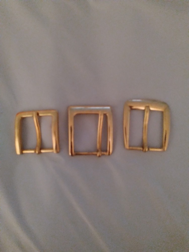 LOTS OF 3 REGULAR BUCKLE FOR 1 1/4 IN WIDE 3 GOLD BUCKLES DIFERENT DESING