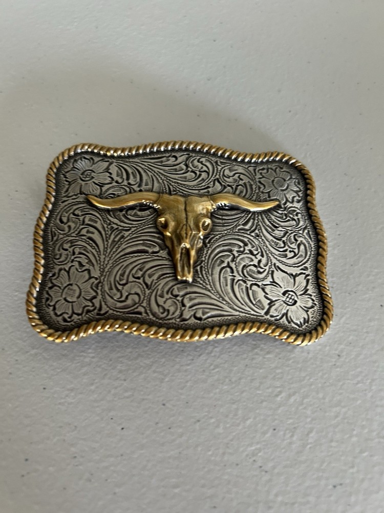 WESTERN STYLE BELT BUCKLE WITH LONGHORN IN THE CENTER