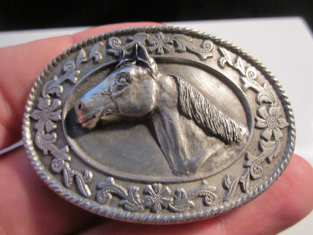 1985 HORSE THEME BELT BUCKLE HIGH RELIEF – HEAVY – GW-13