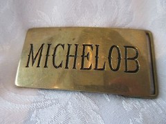 VINTAGE SOLID BRASS « MICHELOB » BELT BUCKLE MADE IN TAIWAN