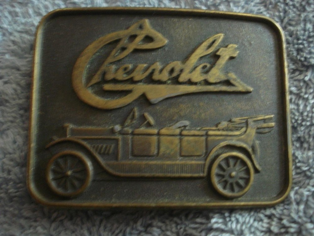 VINTAGE 1970&rsquo;s CHEVROLET CLASSIC CAR BELT BUCKLE (3&Prime; X 2 1/4&Prime;)