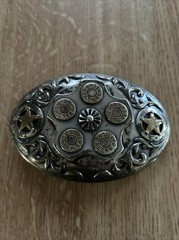 SILVER CREEK GUN BULLETS – WESTERN TWO TONE FLOWER SWIRL GUN STAR BELT BUCKLE