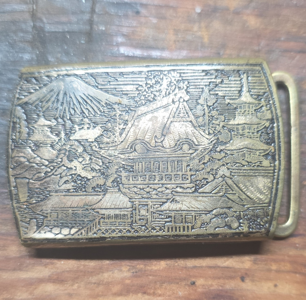 Men&rsquo;s Gold Tone Engraved Scenic Asian Landscape Clamp Belt Buckle 1.5&Prime;