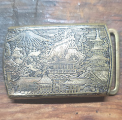 Men&rsquo;s Gold Tone Engraved Scenic Asian Landscape Clamp Belt Buckle 1.5&Prime;