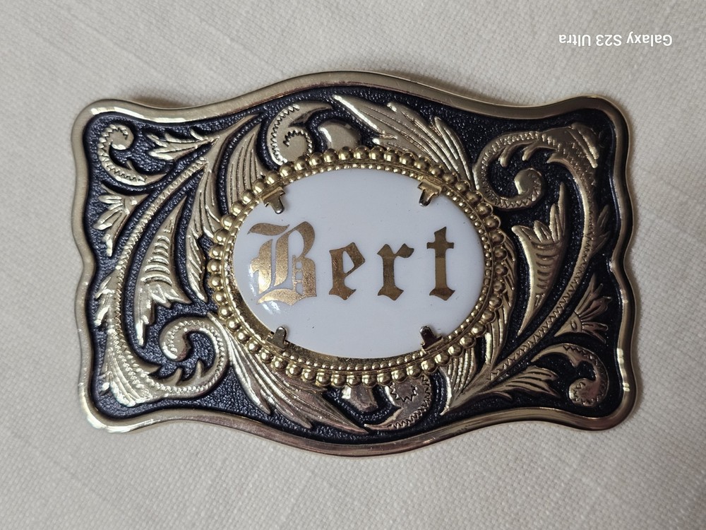 NICE BLACK AND GOLD TONE BELT BUCKLE BERT
