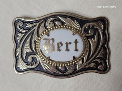 NICE BLACK AND GOLD TONE BELT BUCKLE BERT
