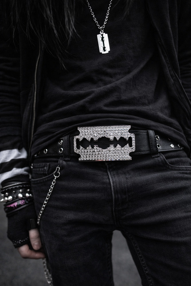 Unique razor blade belt buckle