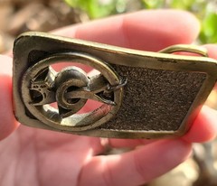 VTG 1983 UNION Carbide Co BELT BUCKLE – 3D Cutout Cat #9 Logo USA Bolt
