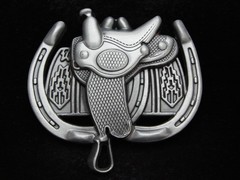 PA01174 *NOS* REALLY NICE **HORSE SADDLE & TWO HORSESHOES** WESTERN BELT BUCKLE
