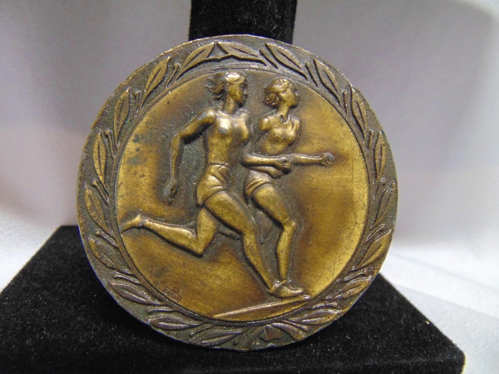 brass belt buckle relief design of two female runners laurel wreath PEKA 2.5&Prime;