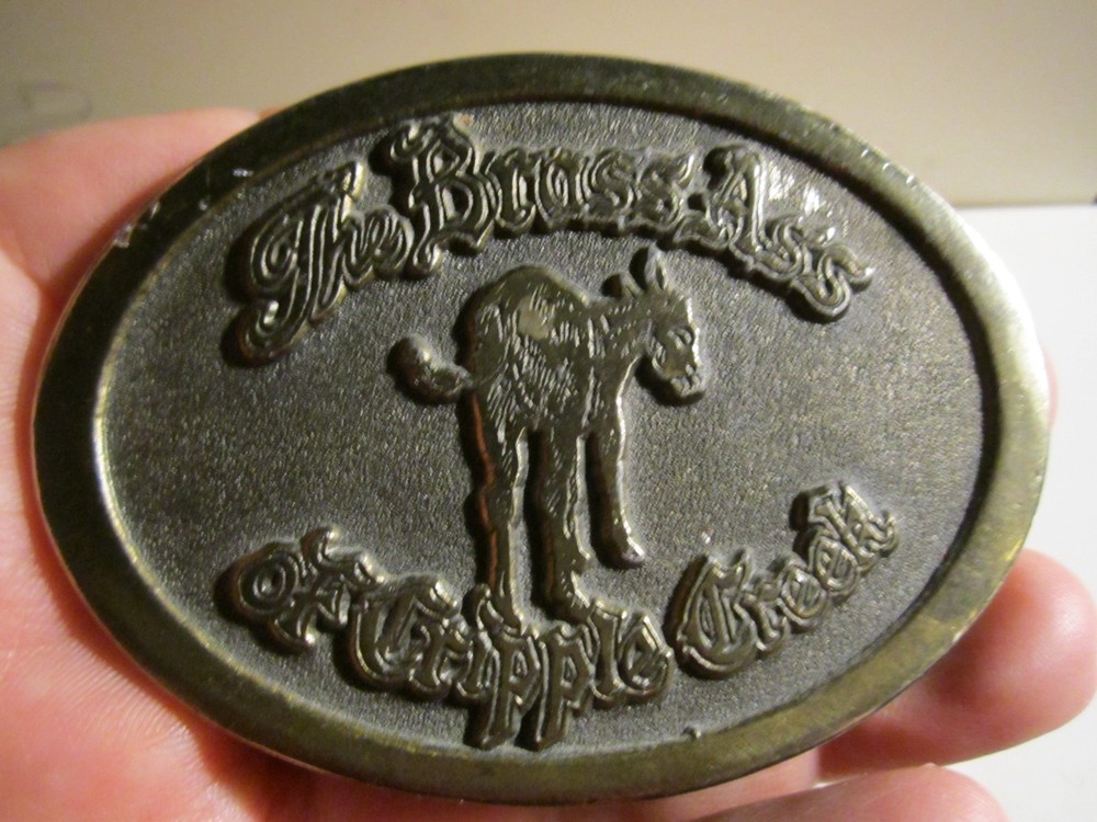VINTAGE « THE BRASS ASS OF CRIPPLE CREEK » BELT BUCKLE HEAVY – GW-26