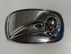 Raven Skull Belt Buckle · Minimalist Silver-Tone Zamak · Modern Gothic
