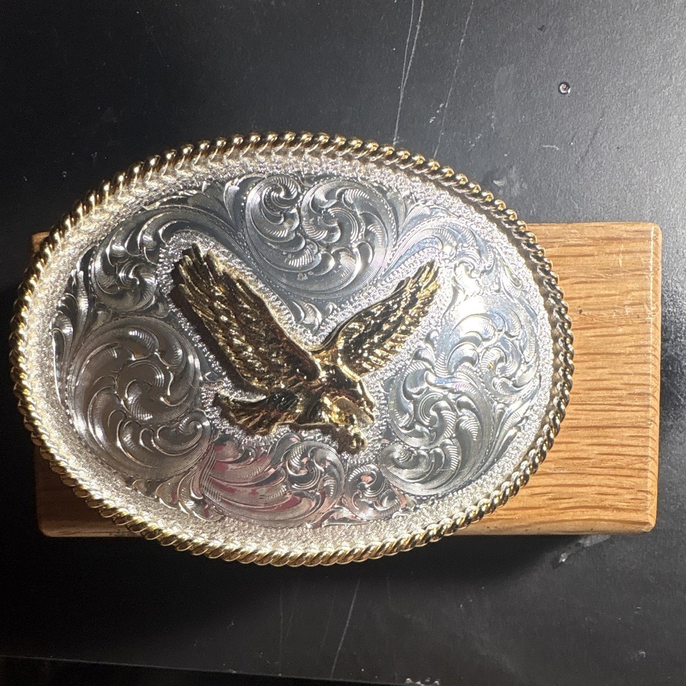 Montana Silversmiths Oval Silver-Plated Western Belt Buckle Gold Eagle 1.5&Prime;