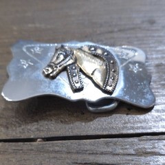VINTAGE HORSE WITH HORSE SHOE THEME BELT BUCKLE