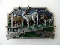 BIG BUCK DEER & RIFLES BELT BUCKLE, HAND PAINTED, ZINC ALLOY, W/PEWTER FINISH