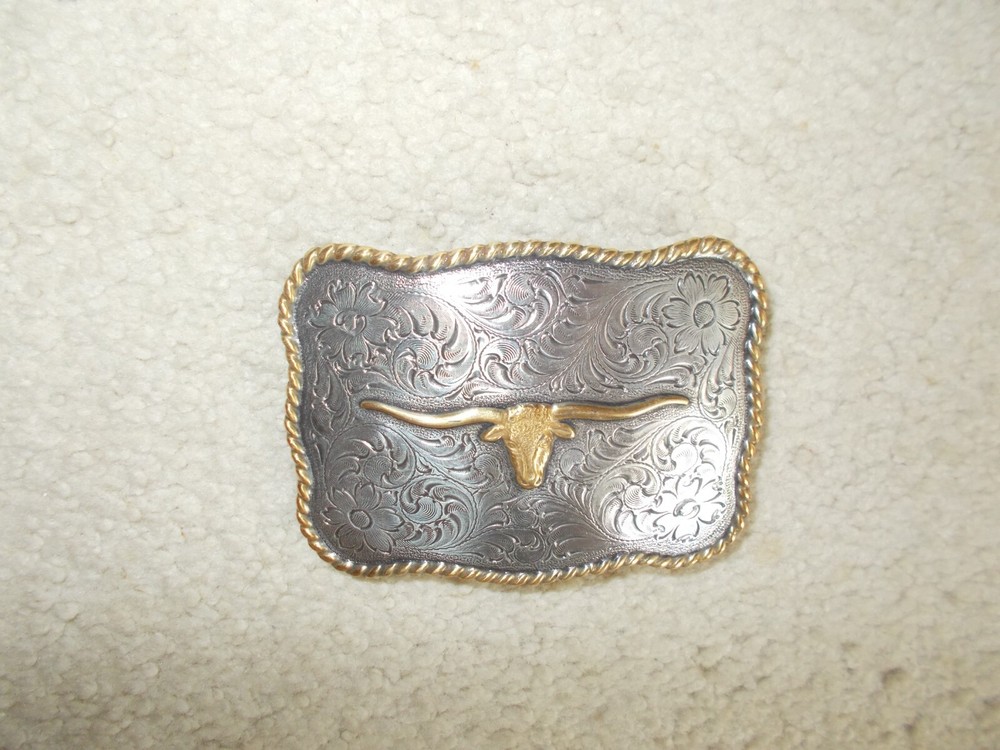 WESTERN STYLE BELT BUCKLE WITH LONGHORN IN THE CENTER
