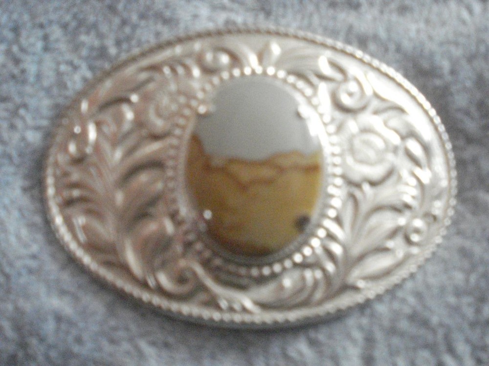 VINTAGE OVAL POLISHED STONE GOLD-TONED BELT BUCKLE (4&Prime; X 2 3/4&Prime;(