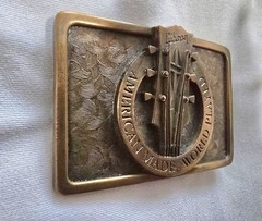 Gibson « American Made, World Played » Belt Buckle Bronze 3in MPN 941537