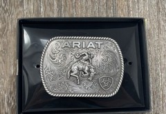 ARIAT MEN&rsquo;S RECTANGULAR SADDLE BRONC/LOGO BELT BUCKLE