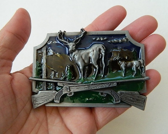 BIG BUCK DEER & RIFLES BELT BUCKLE, HAND PAINTED, ZINC ALLOY, W/PEWTER FINISH