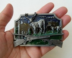 BIG BUCK DEER & RIFLES BELT BUCKLE, HAND PAINTED, ZINC ALLOY, W/PEWTER FINISH