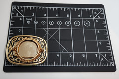 VINTAGE BELT BUCKLE – GEMSTONE NEEDED FOR CENTER Black and Goldtone Buckle