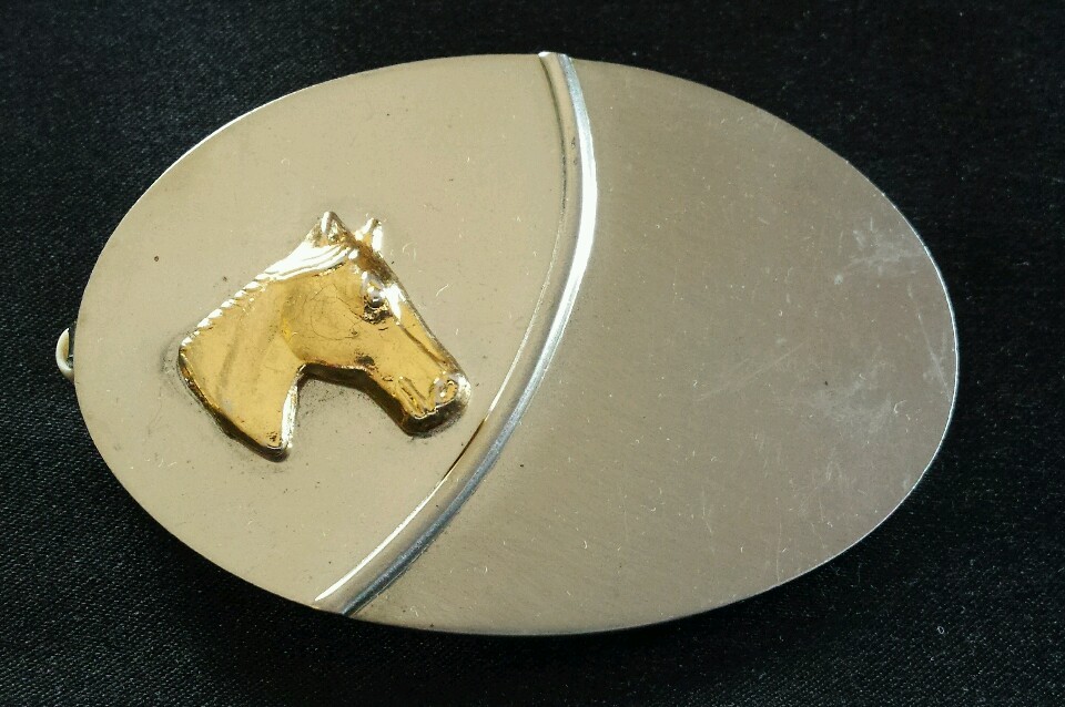 SIMPLE SHINY SILVER TONED OVAL WESTERN BELT BUCKLE WITH A 3D GOLD COLORED HORSE