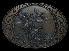 UA03103 REALLY NICE **DUCKS FLYING OVER POND** ART COMMEMORATIVE BELT BUCKLE